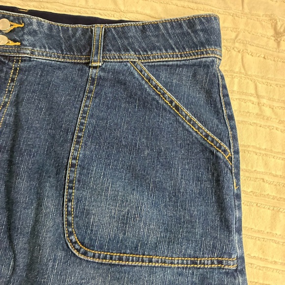 DH Denver Hayes Denim Skirt. Blue. Pockets in front. Zipper and button closure. - Picture 2 of 11